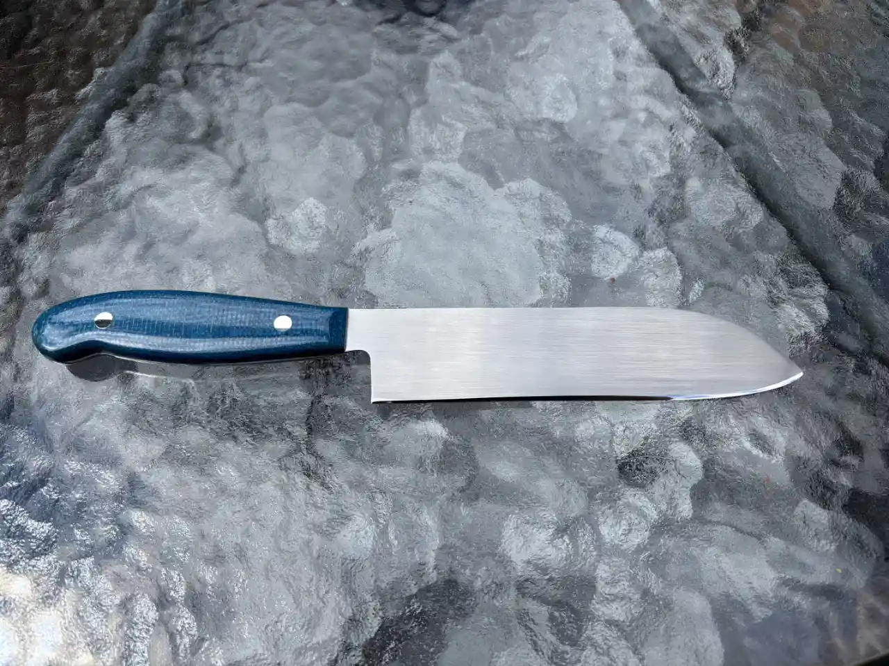 Kitchen chefs knife with admiral blue jute micarta handles - rear view