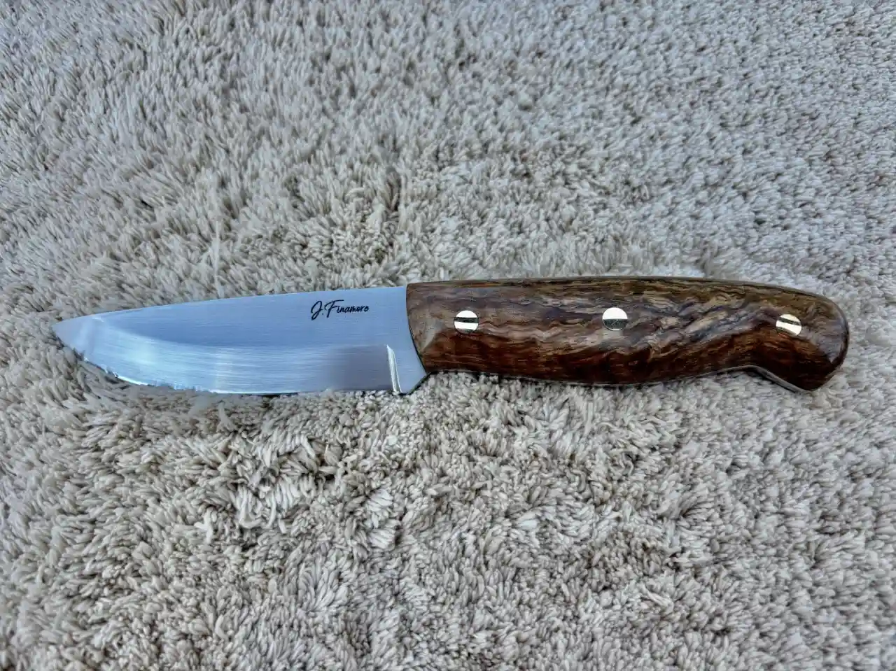 Bushcraft knife with curly mango wood handles - front view