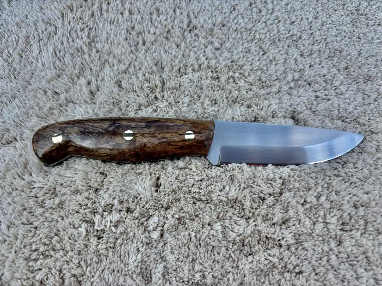 Bushcraft knife with curly mango wood handles - rear view