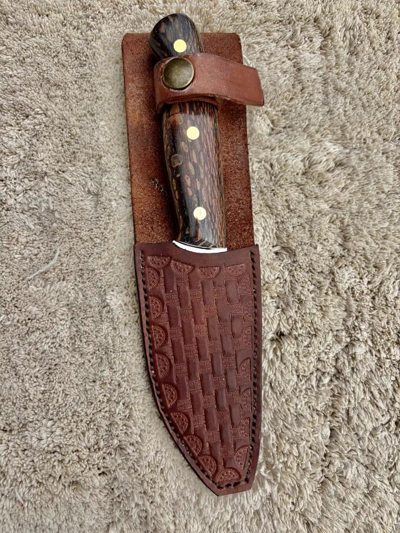 Bushcrasft knife with leopardwood handles in a hand tooled, custom leather sheath